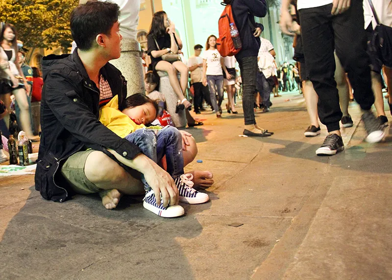 “Bố ơi! Mình đi xem pháo hoa nhé!“ ảnh 5